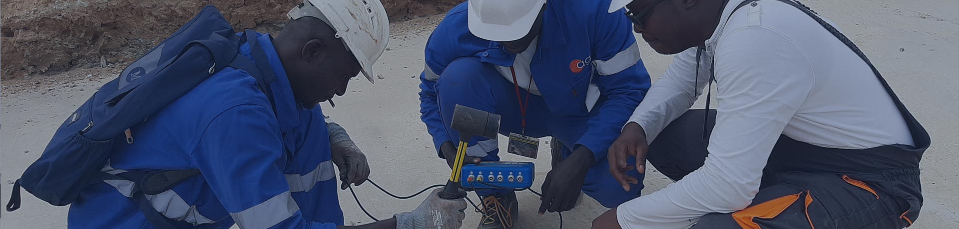 Trois travailleurs apaves qui mesurent