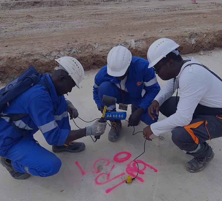 Three apave workers measuring