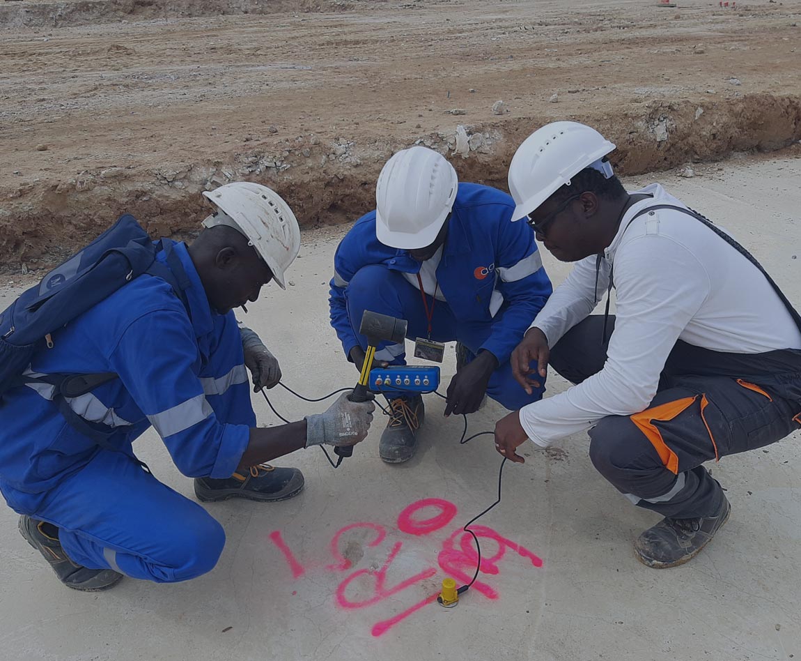 Three apave workers measuring
