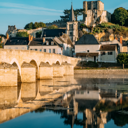 Pont sur fleuve et vieille ville