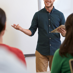 Homme donne un cours