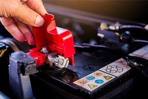 Main sur une batterie au lithium