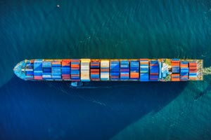 navire de charge avec des containers