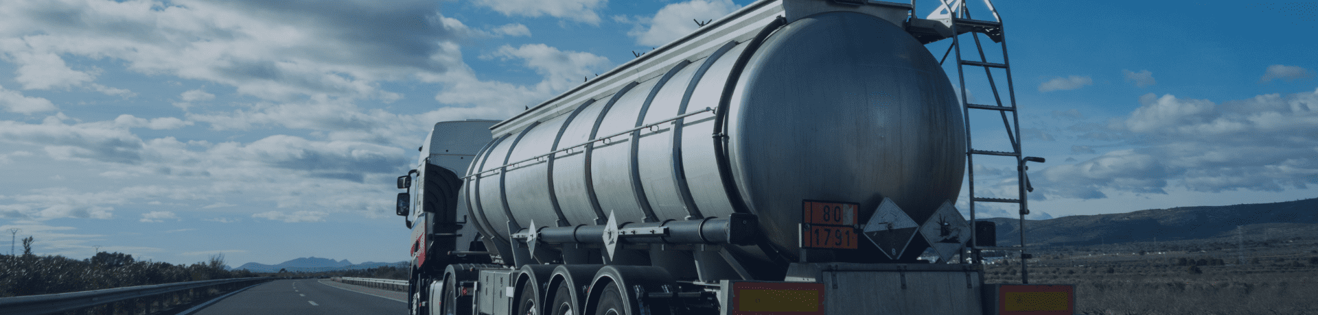 Camion citerne de marchandises dangereuses sur la route