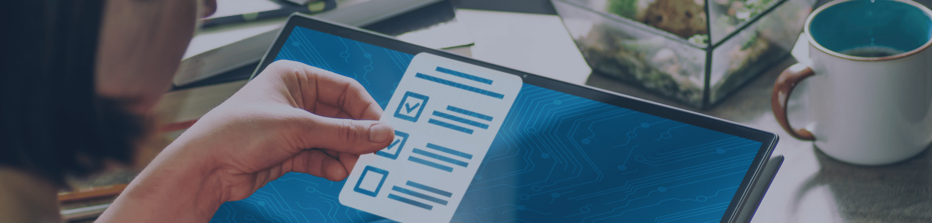 Femme répondant à un quizz en ligne sur sa tablette