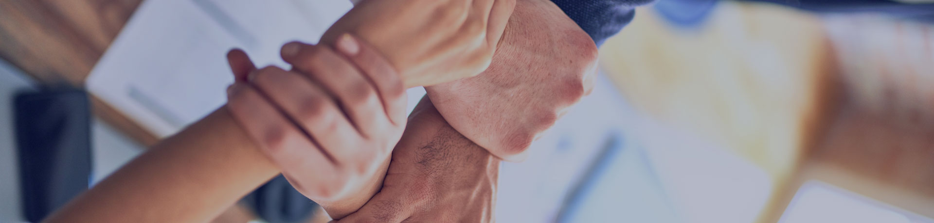 Croiser les mains entre partenaires