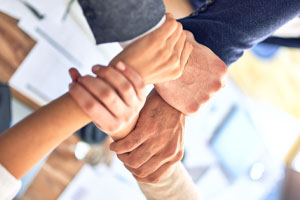 Croiser les mains entre partenaires