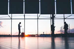 Les passagers attendent leur vol à l'aéroport