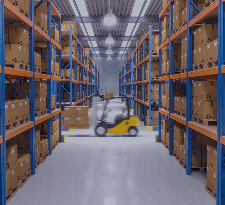 chariot élévateur dans un entrepôt