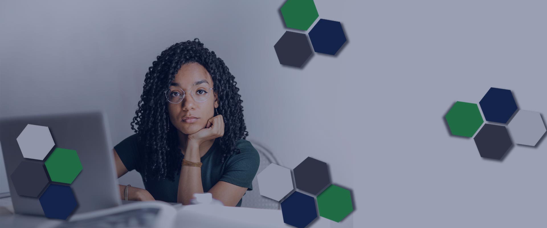 Jeune femme ressources humaines devant son ordinateur