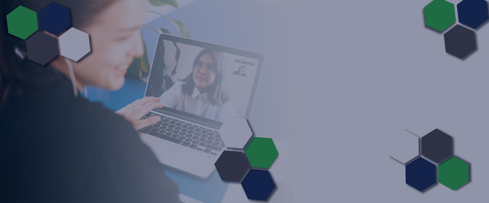 Jeune femme en formation à distance devant son ordinateur