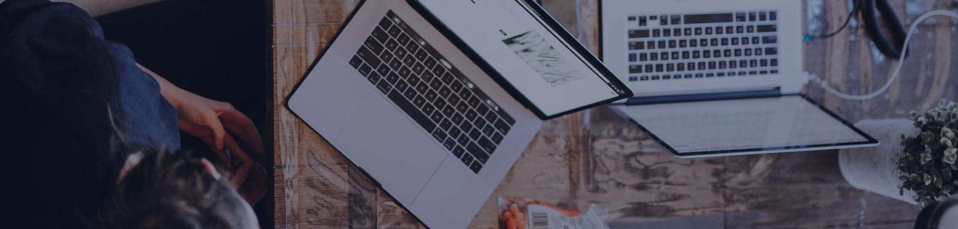 Un jeune assis sur une chaise en regardant son ordinateur portable