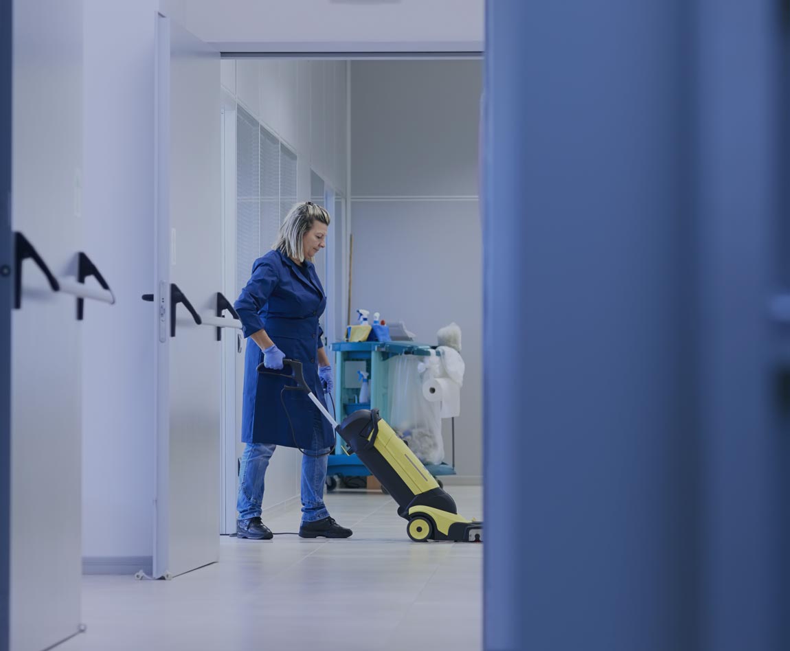 Agent de propreté entretient les locaux avec ses matériels