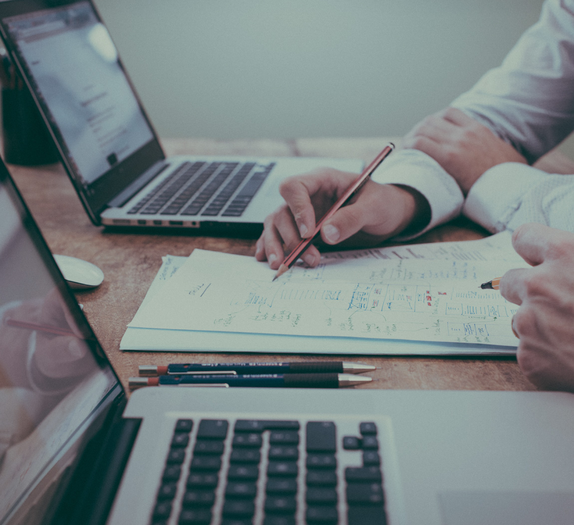 Un employé étudie les chiffres sur son ordinateur