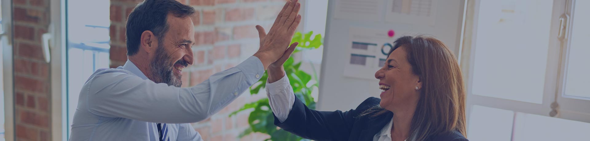 manager et une collaboratrice se félicitant