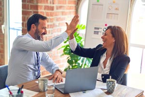 manager et une collaboratrice se félicitant