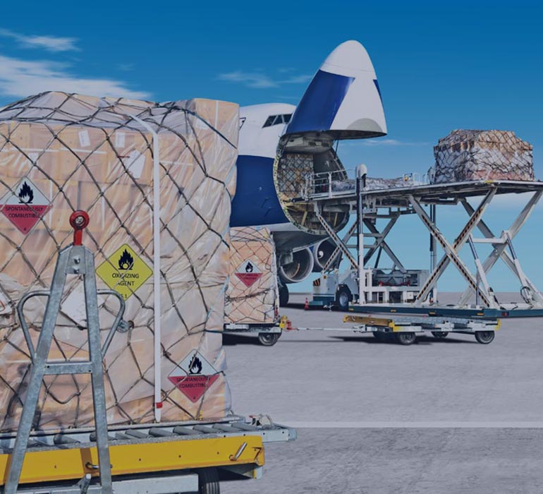marchandises dangereuses prêtes à être embarquées dans un cargo aérien