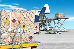 marchandises dangereuses en train d'être chargées dans des avions