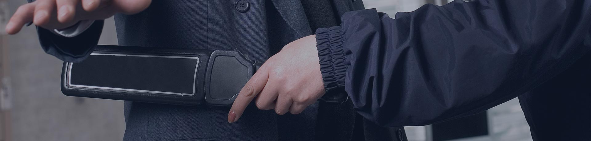 homme passant un détecteur à métaux sur un passager