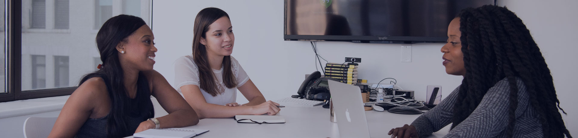 3 femmes s'assoient autour d'un table