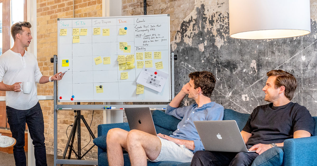 Réunion d'équipe dans un bureau