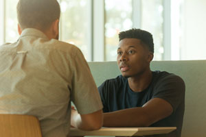 2 employées travaillent dans un bureau devant leur ordinateur