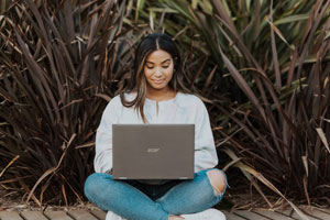 2 employées travaillent dans un bureau devant leur ordinateur