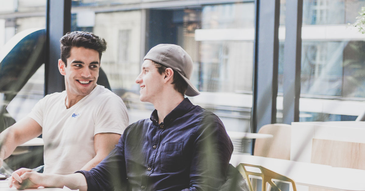 2 jeunes hommes échangent sur leurs études