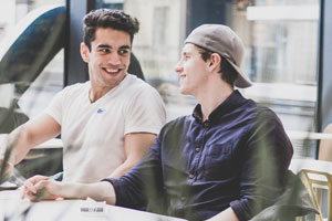 2 jeunes hommes échangent sur leurs études