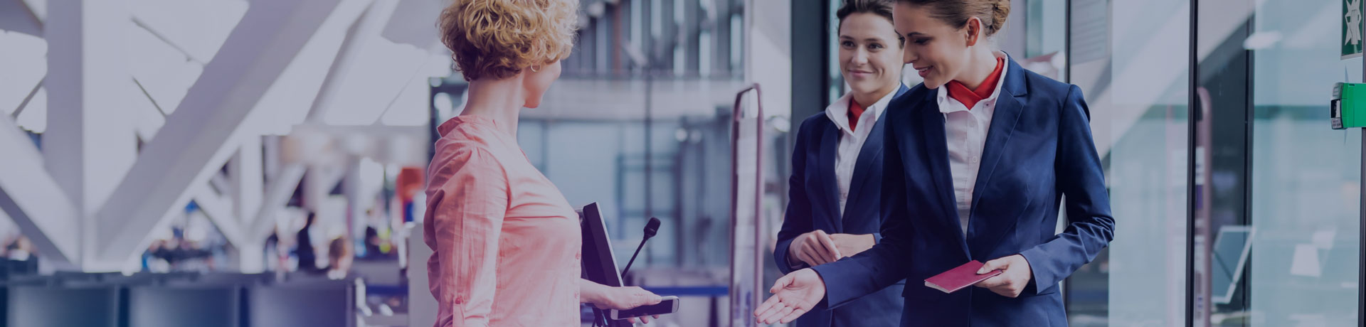 Agent d'escale accueille les passagers de l'aéroport à l'arrivée