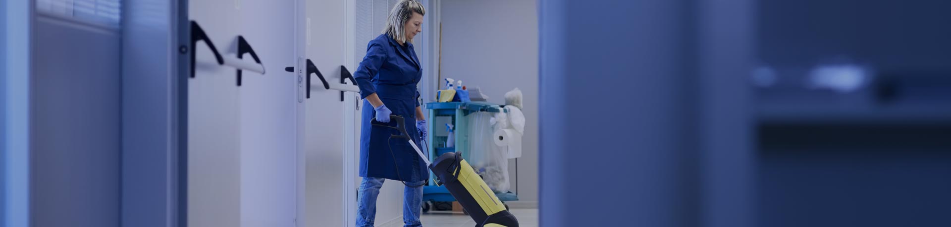 Agent de propreté nettoie les locaux avec ses matériaux