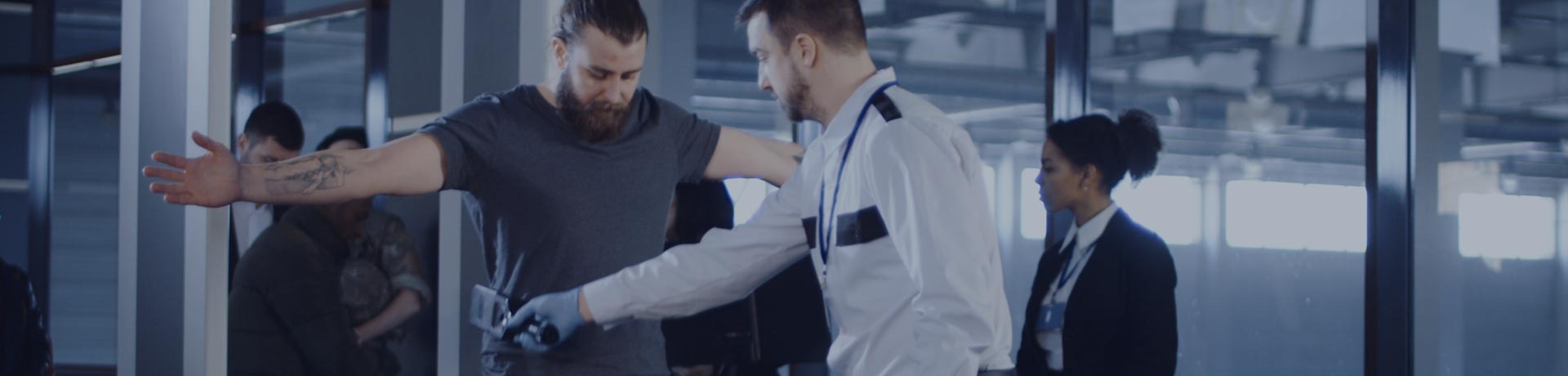 Agent de sûreté contrôle les passagers
