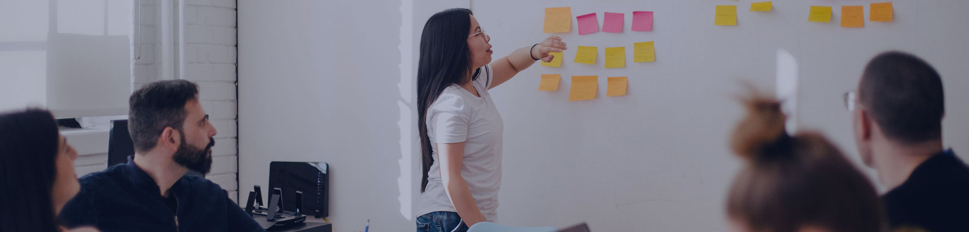 Une équipe échange sur plusieurs options possibles