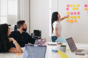 Une équipe échange sur plusieurs options possibles