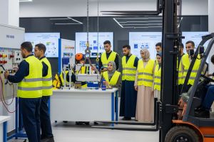 Formation en logistique industrielle avec chariots élévateurs et équipements techniques en centre de formation.