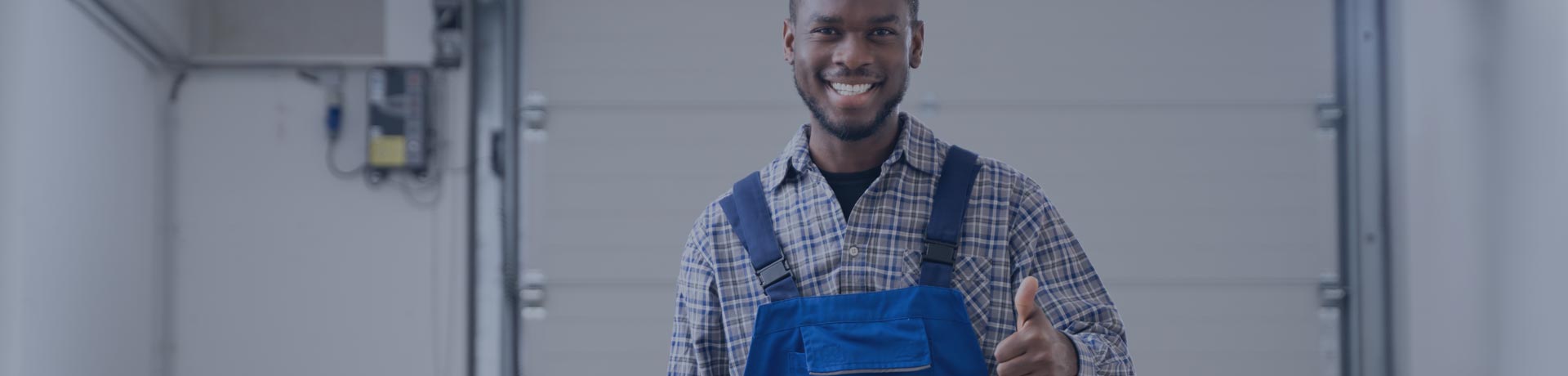 jeune homme africain avec le pouce levé certifié pour ses compétences par Apave