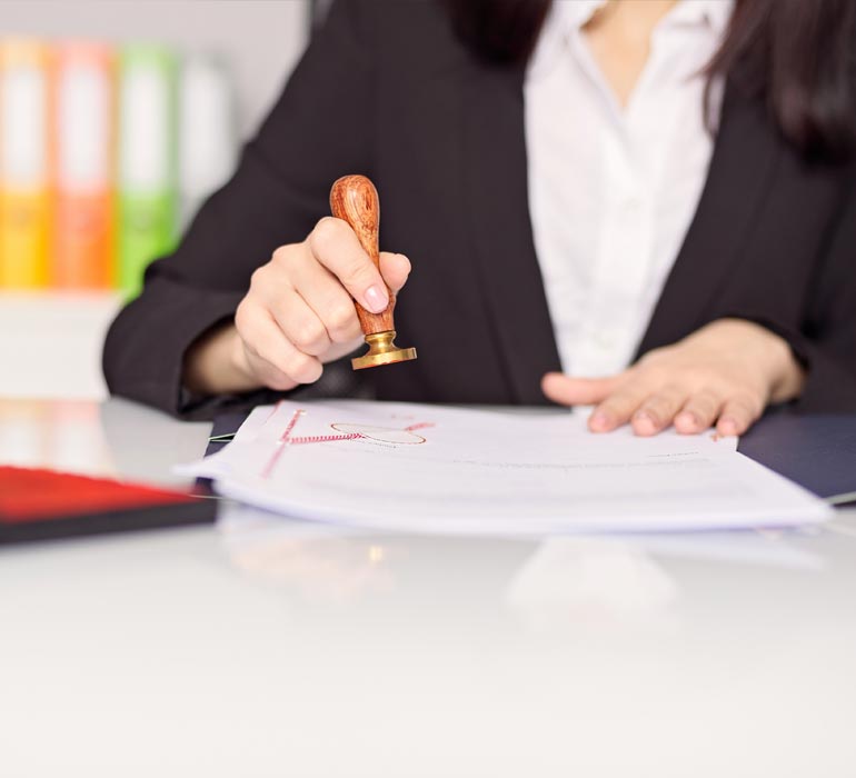 mujer que pone un sello en un informe