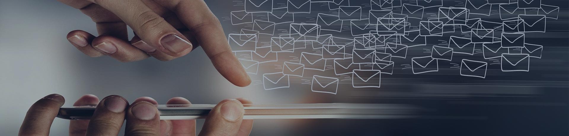 Manos con un smartphone enviando correos electrónicos