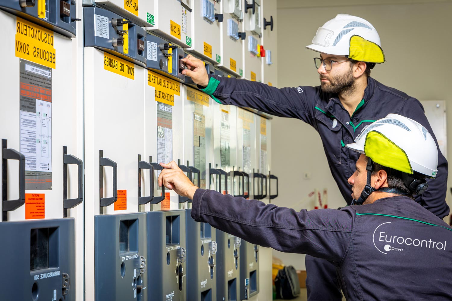 técnico de eurocontrol realizando una inspección eléctrica