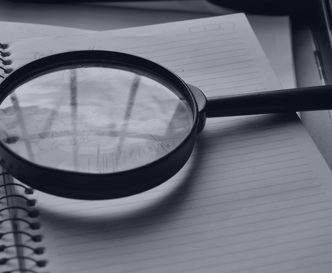 lupa en un cuaderno