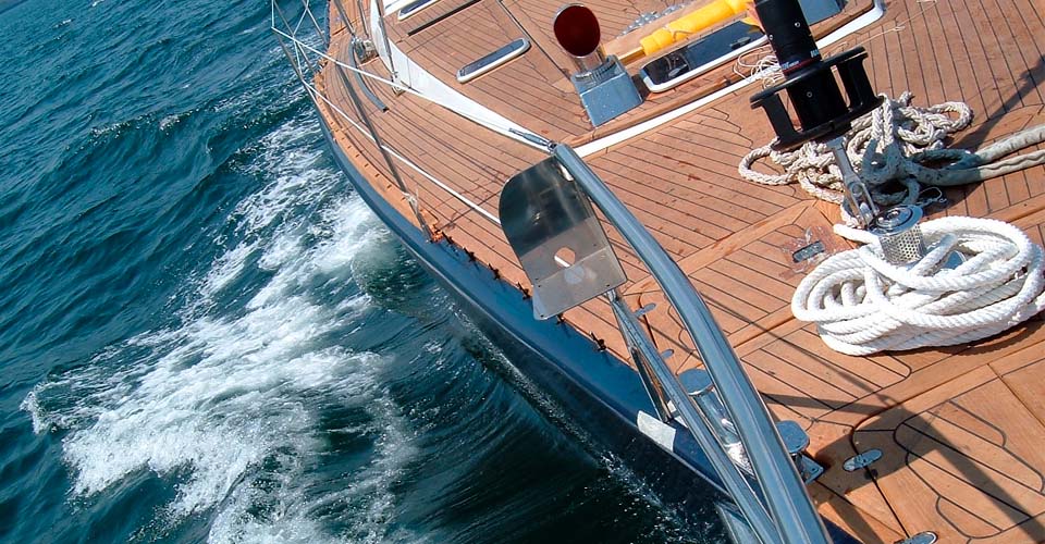 Barco de embarcaciones de recreo en el mar