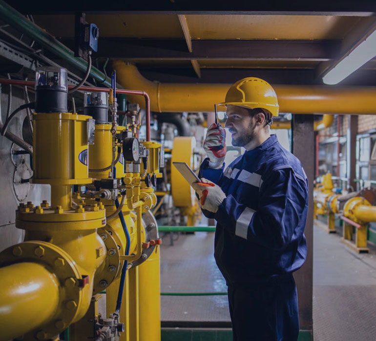 Instalación de tubería de gas de planta de calefacción. Trabajador industrial o de planta de energía comprobando el consumo de gas