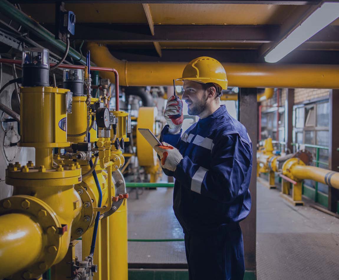 Instalación de tubería de gas de planta de calefacción. Trabajador industrial o de planta de energía comprobando el consumo de gas