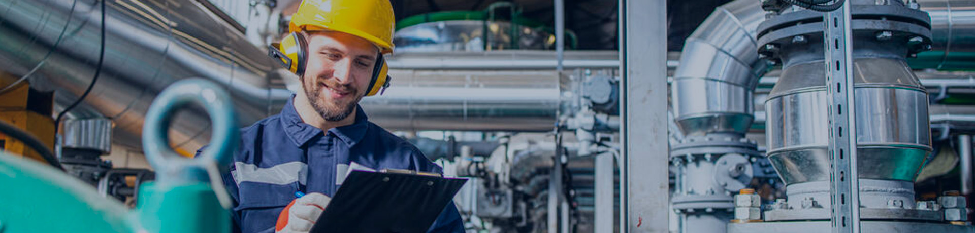 Empleado de Eurocontrol realizando una inspección en una fábrica