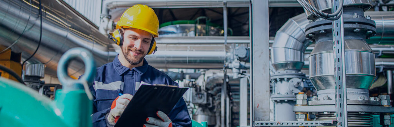 Empleado de Eurocontrol realizando una inspección en una fábrica
