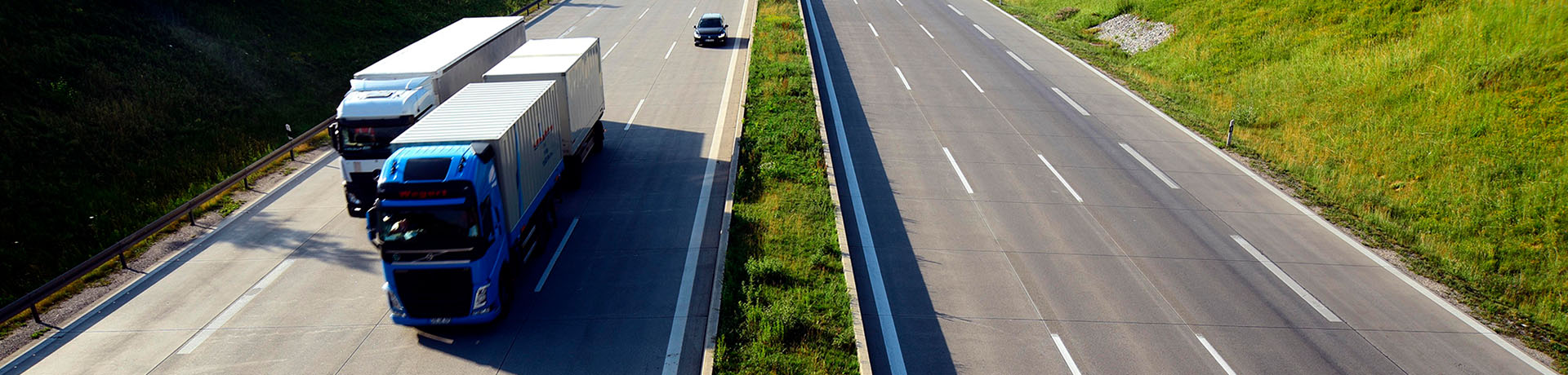 2 camiones en la carretera