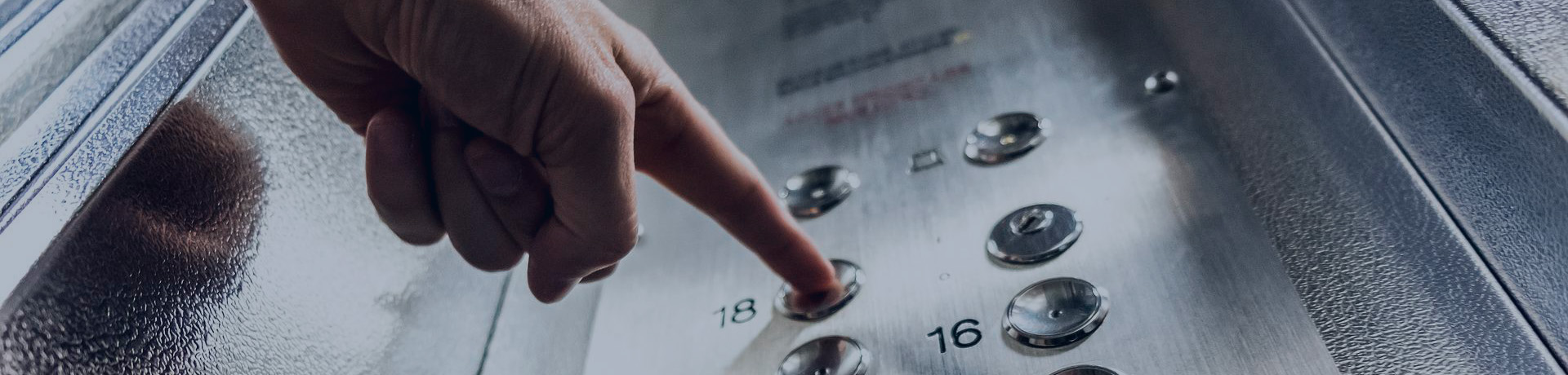 hombre pulsando los botones del ascensor