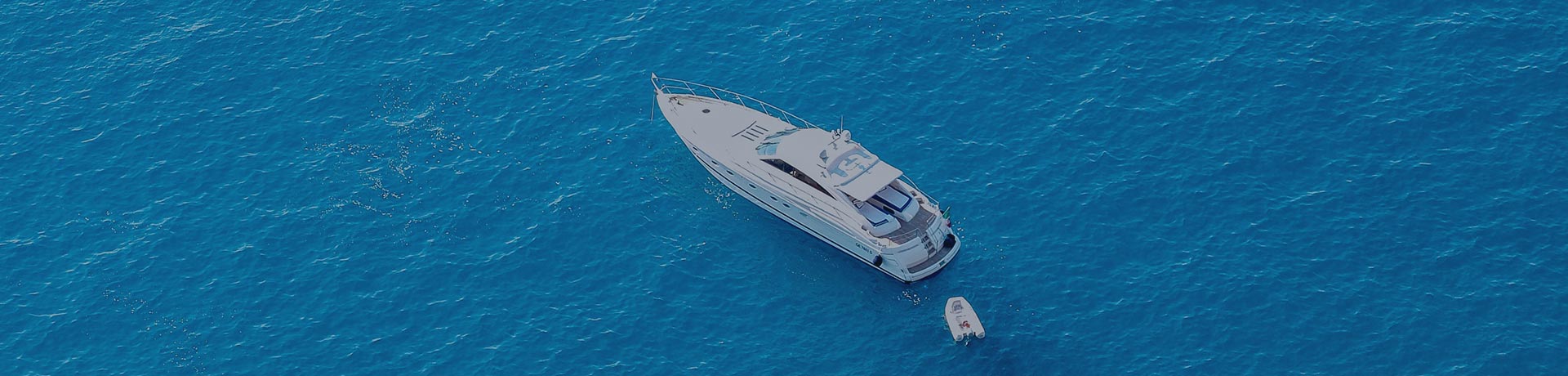 barco de recreio no mar