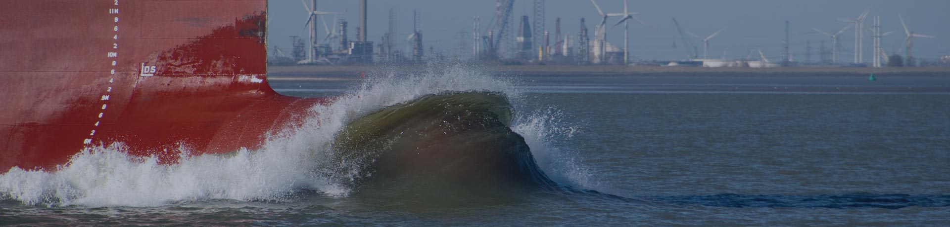 barco no mar