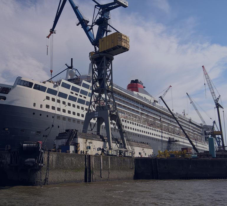 astillero con un transatlántico